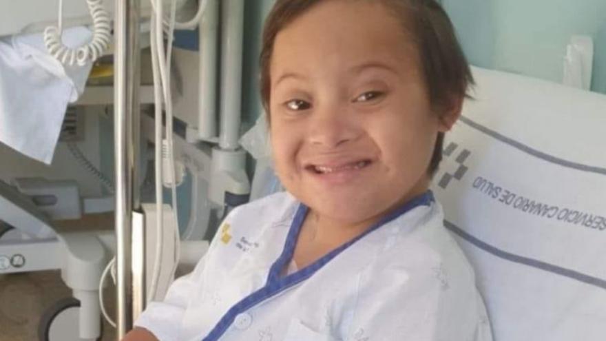 Mauri, un niño canario con leucemia, necesita un trasplante de médula urgente