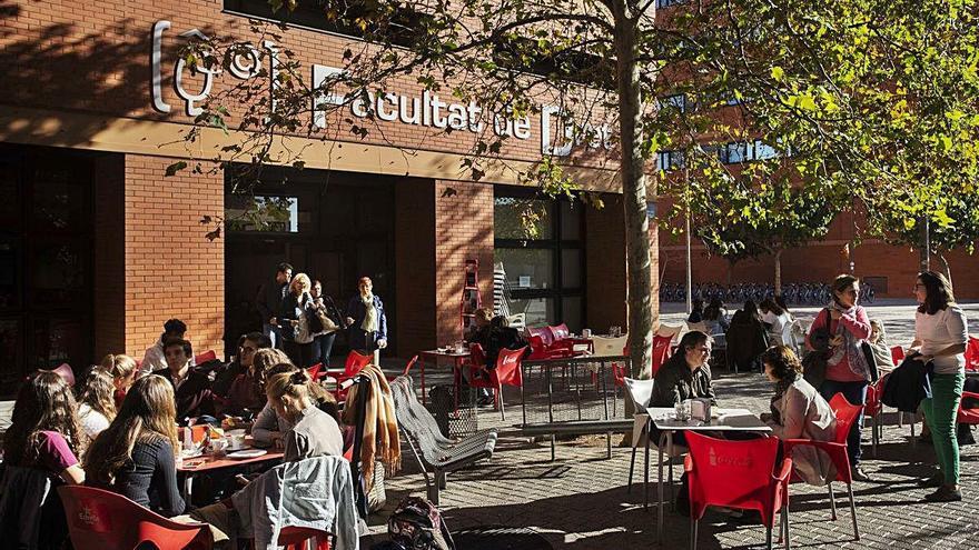 Jóvenes en una terraza en el campus de Tarongers de la Universitat de València.