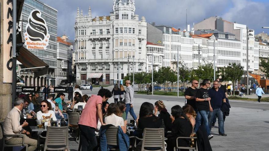 Terrazas concurridas en A Coruña un día con nubes.