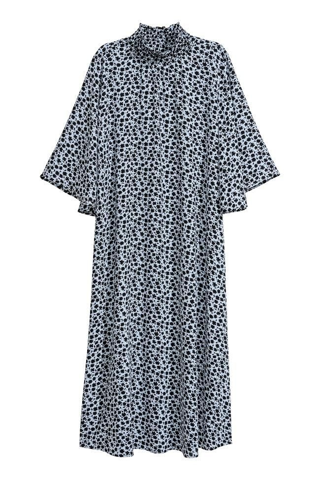 Con corte amplio y estampado vegetal, de H&M