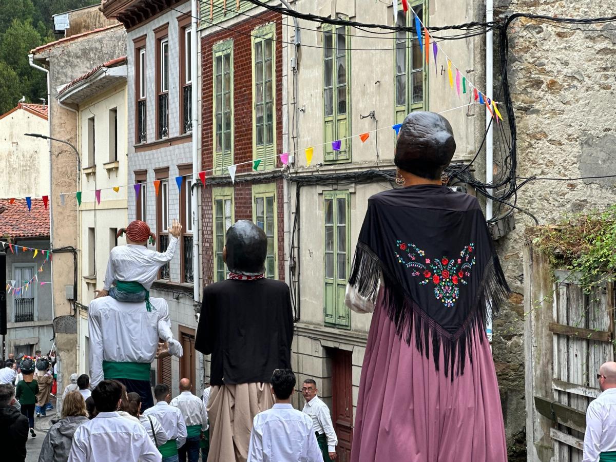 El desfile más esperado en Cudillero: gaitas, bailes 'pixuatus' y gigantes y cabezudos de Murcia