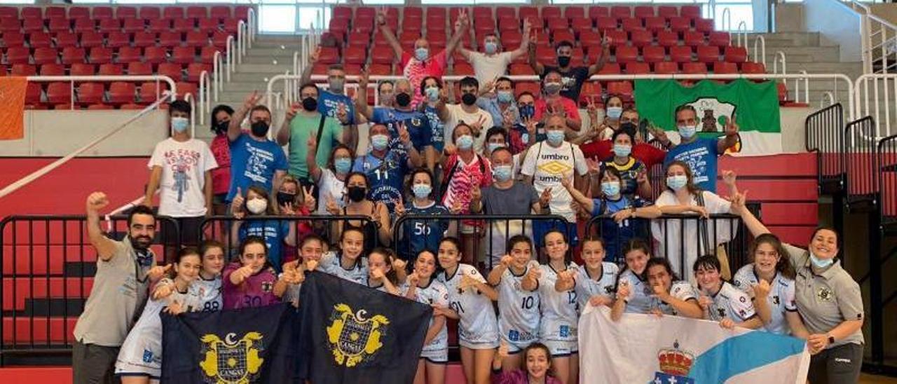 Las jugadoras del Tecnosat Cangas celebran con sus técnicos y familiares el triunfo de ayer. | // FDV