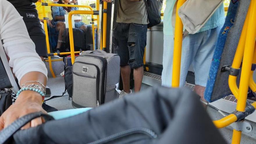 Como Sardinas En Lata 		En La Línea 9 De Autobús | Fotos De M.p.r. 