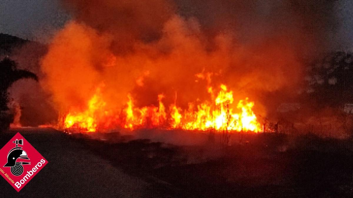 Incendio declarado en Pego al amanecer de este sábado.