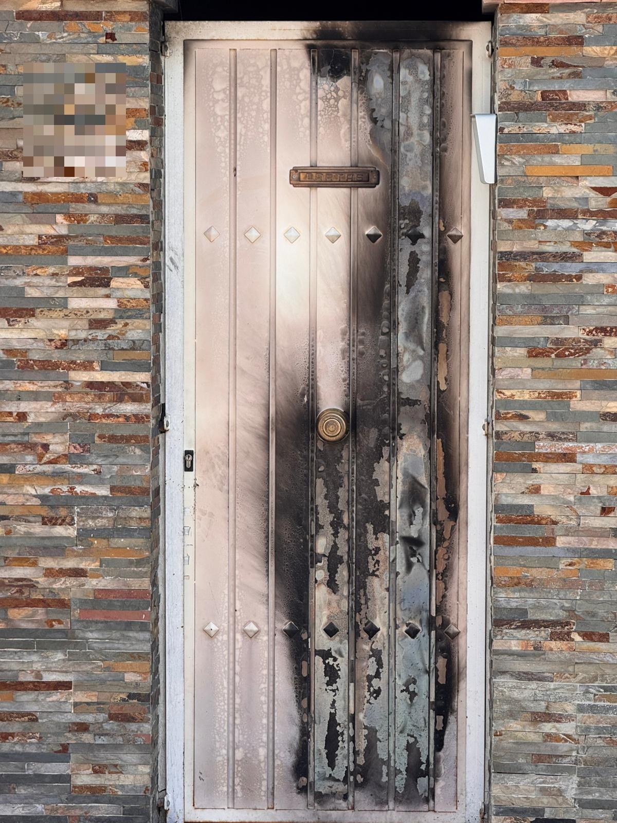 Estado de la puerta tras el incendio.