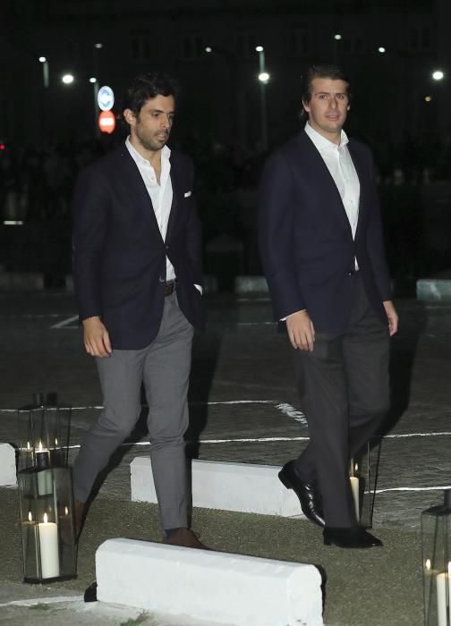 Alonso Aznar (i), hijo del expresidente del Gobierno José María Aznar a su llegada al Real Club Náutico de A Coruña, donde se celebra el cóctel de la boda de Marta Ortega y Carlos Torretta.