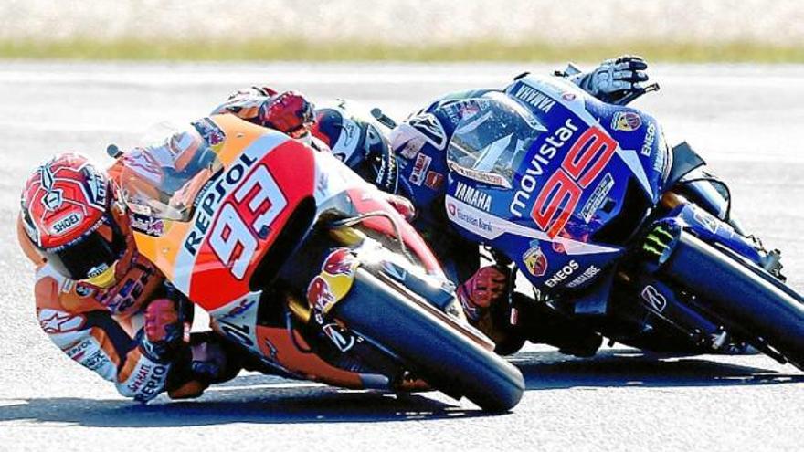 Márquez (93) i Lorenzo en una espectacular acció de la cursa d&#039;ahir