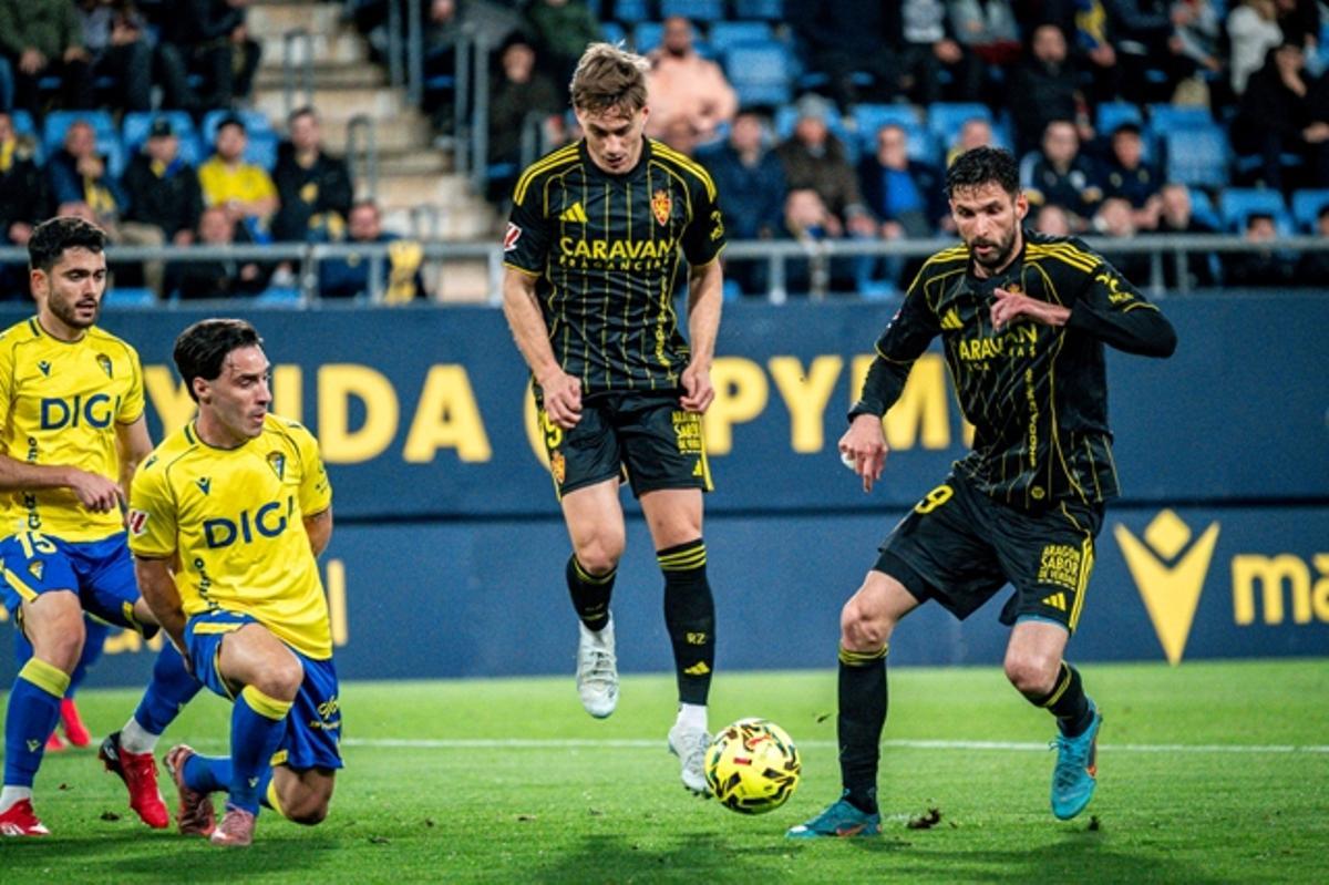 Dani Gómez y Kodro, durante el partido disputado el viernes en Cádiz.