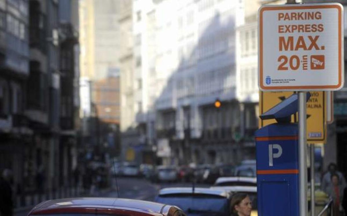 Señalización del 'parking' exprés en la calle San Andrés. / juan varela