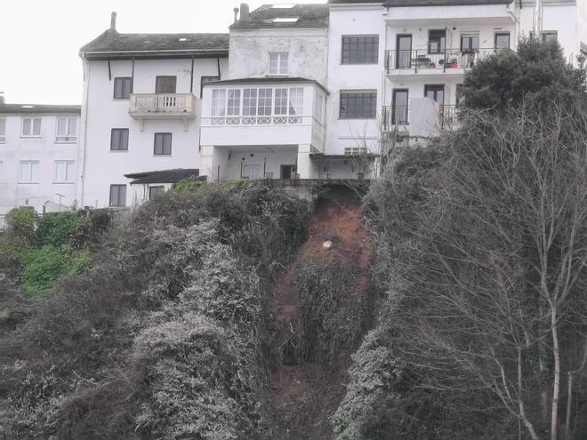 En imágenes: así se ve el desprendimiento de La Mirandilla desde la ría del Eo
