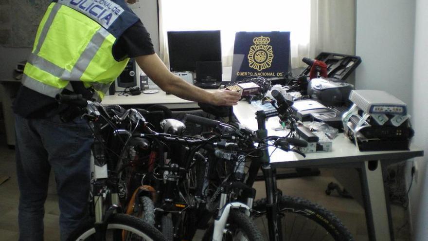 Un agente de la Policía Nacional, junto a efectos recuperados de robos a trasteros, en una fotografía de archivo.