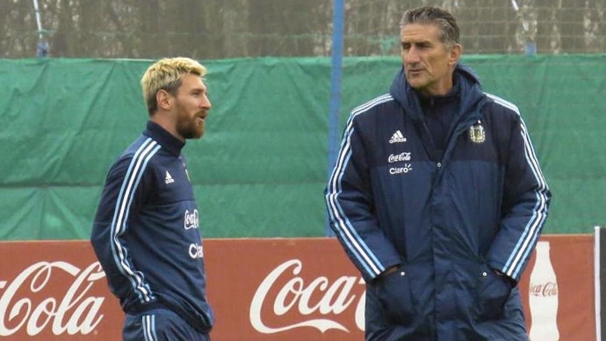 Leo Messi y Edgardo Bauza,,el seleccionador de Argentina, en un entrenamiento del cuadro albiceleste.