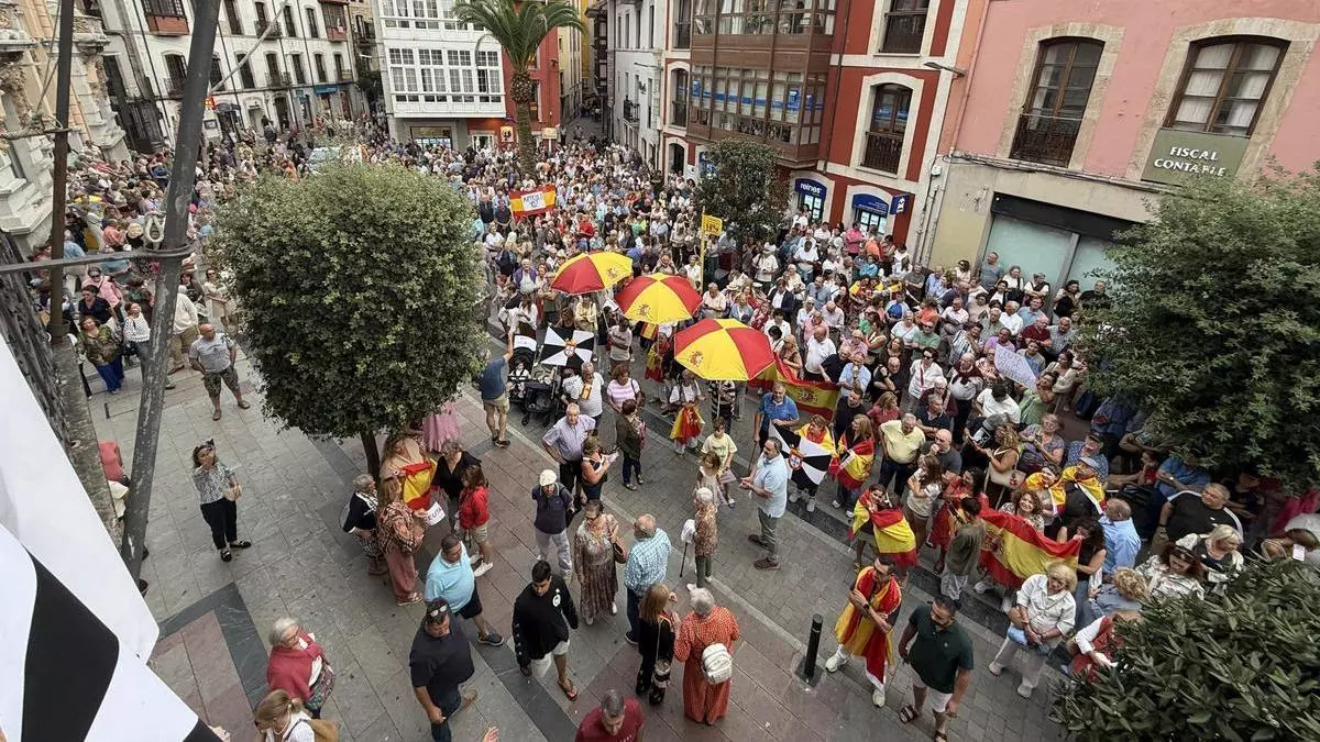"Éxito total" de las concentraciones de apoyo a Ceuta en Llanes, Ribadesella y Cangas de Onís, según el PP
