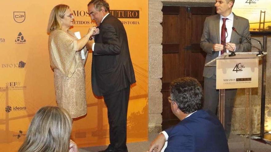 Irene Garrido entrega la insignia de oro a Juan Rosell durante la ceremonia. // Alba Villar