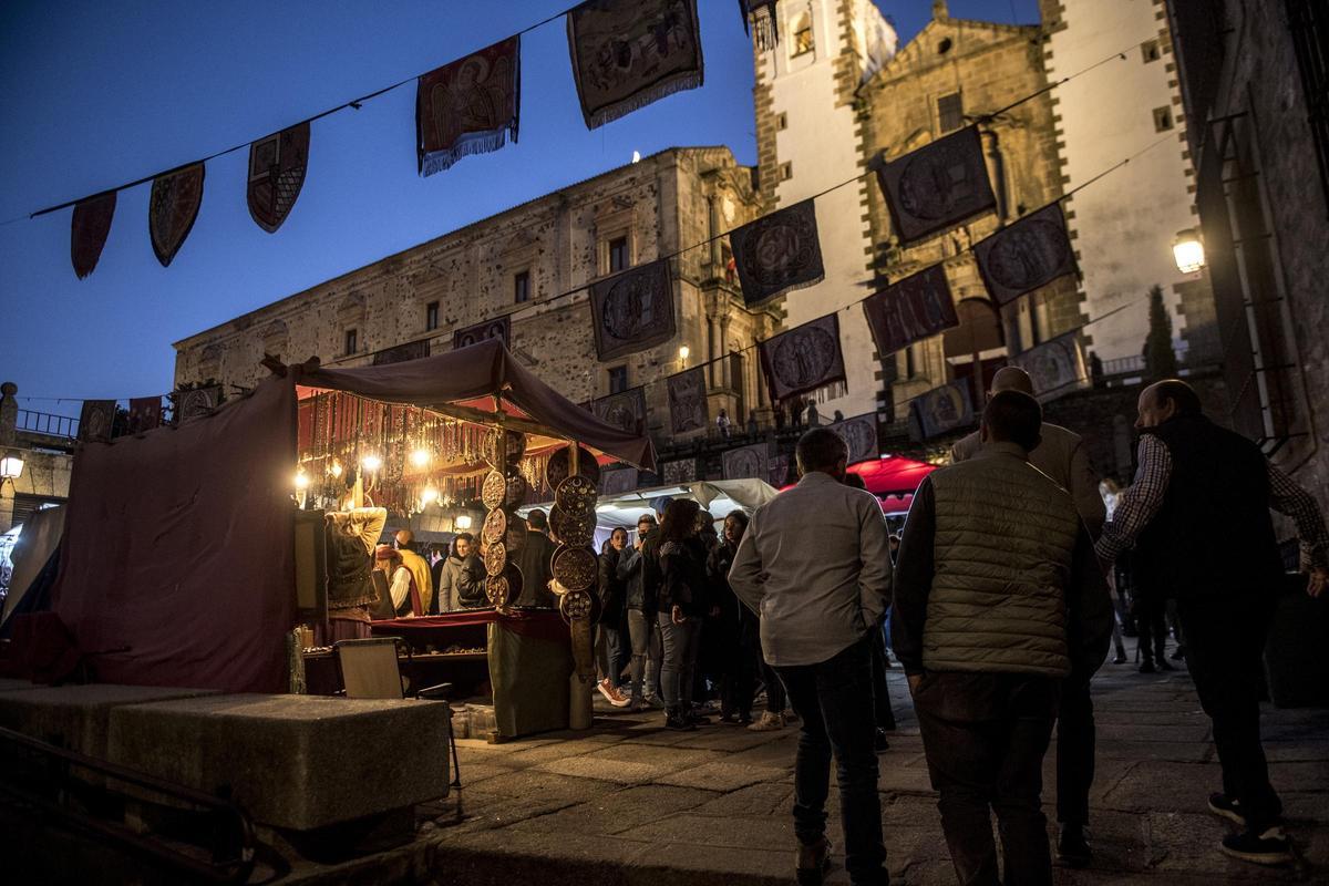 GALERÍA | Así es el Mercado Medieval de Cáceres con el regreso de la cetrería GALERÍA | Así es el Mercado Medieval de Cáceres con el regreso de la cetrería