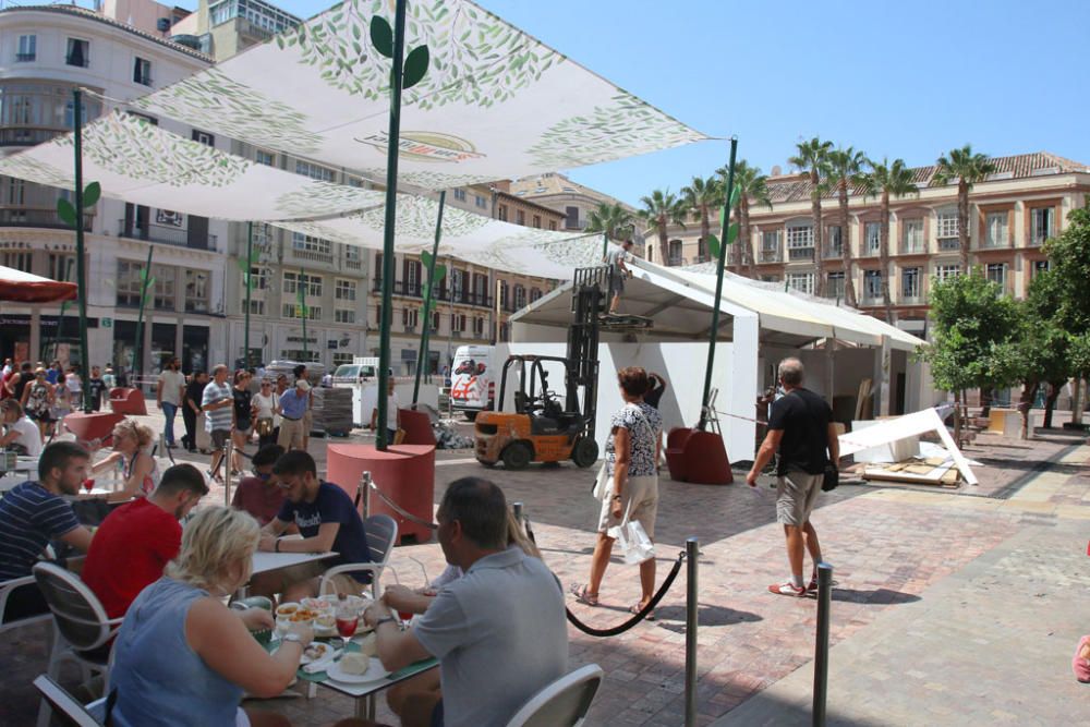 Las calles y plazas del Centro Histórico recuperan la normalidad con la marcha de muchos visitantes y el desmontaje de casetas y tablaos tras los días de fiesta