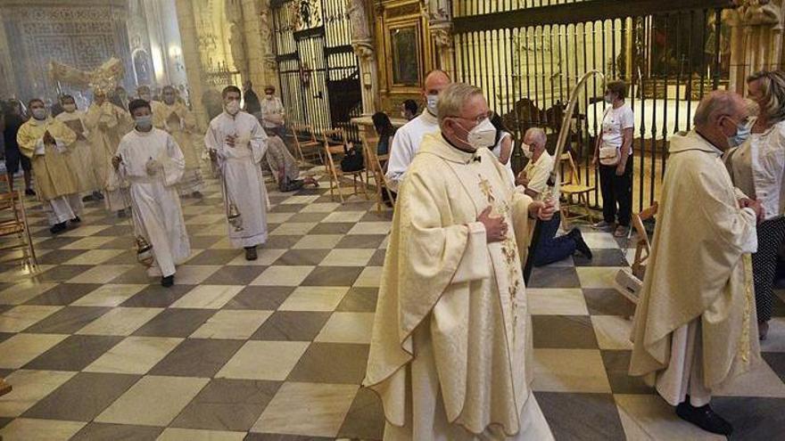 El obispo, en primer plano, en la procesión del Corpus en junio en la Catedral.