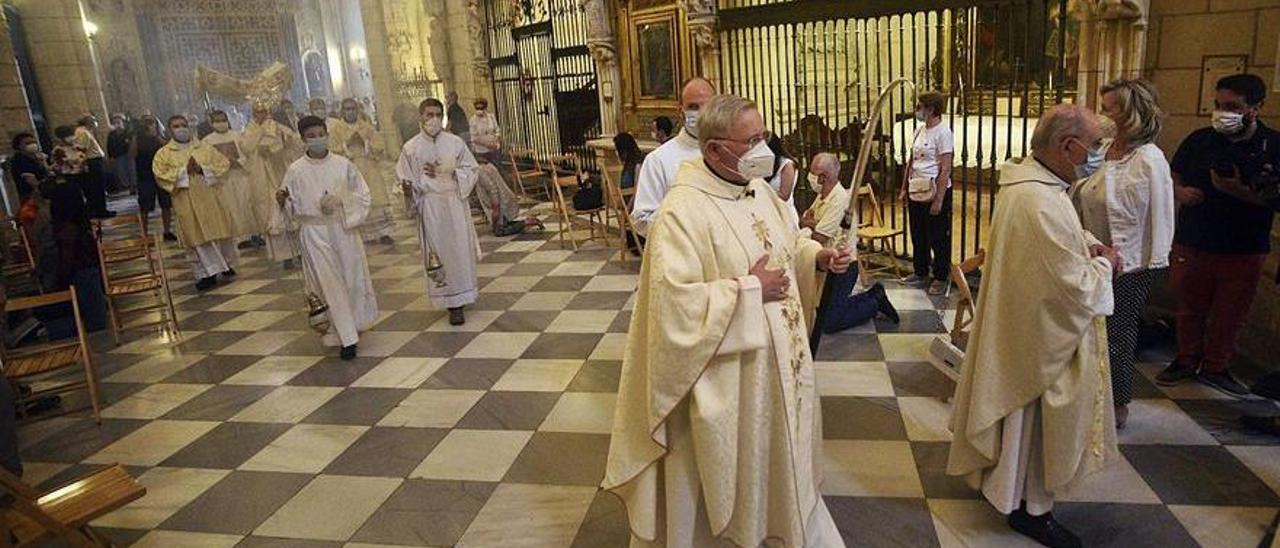 El obispo, en primer plano, en la procesión del Corpus en junio en la Catedral.