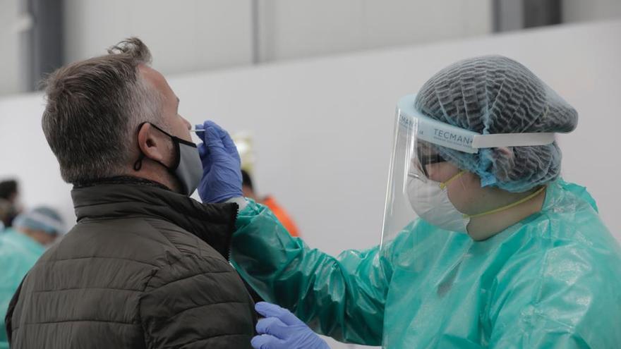 Largas colas en sa Pobla para someterse a los test de antígenos