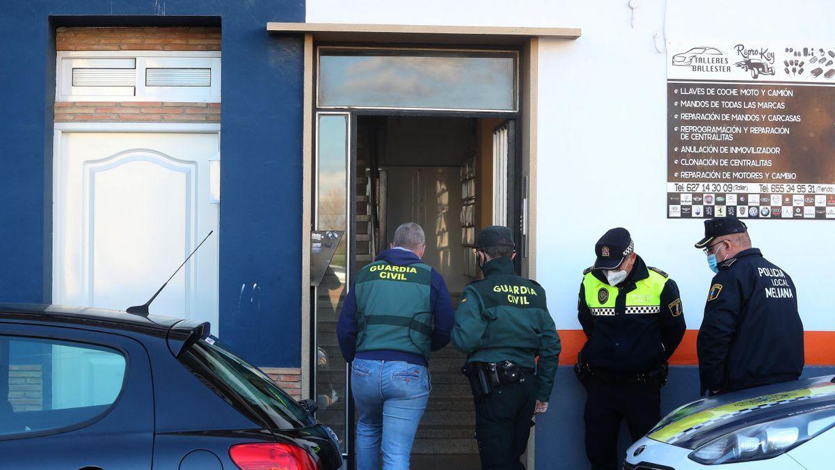 Agentes de la Guardia Civil, en el momento de iniciar el registro del domicilio de Meliana donde se produjo el parricidio.