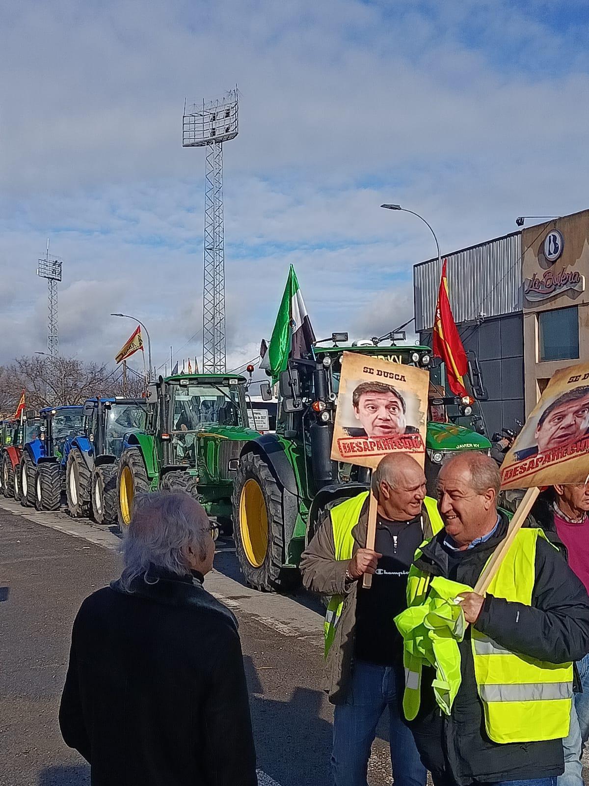 Un tracto con la imagen del ministro Luis Planas.