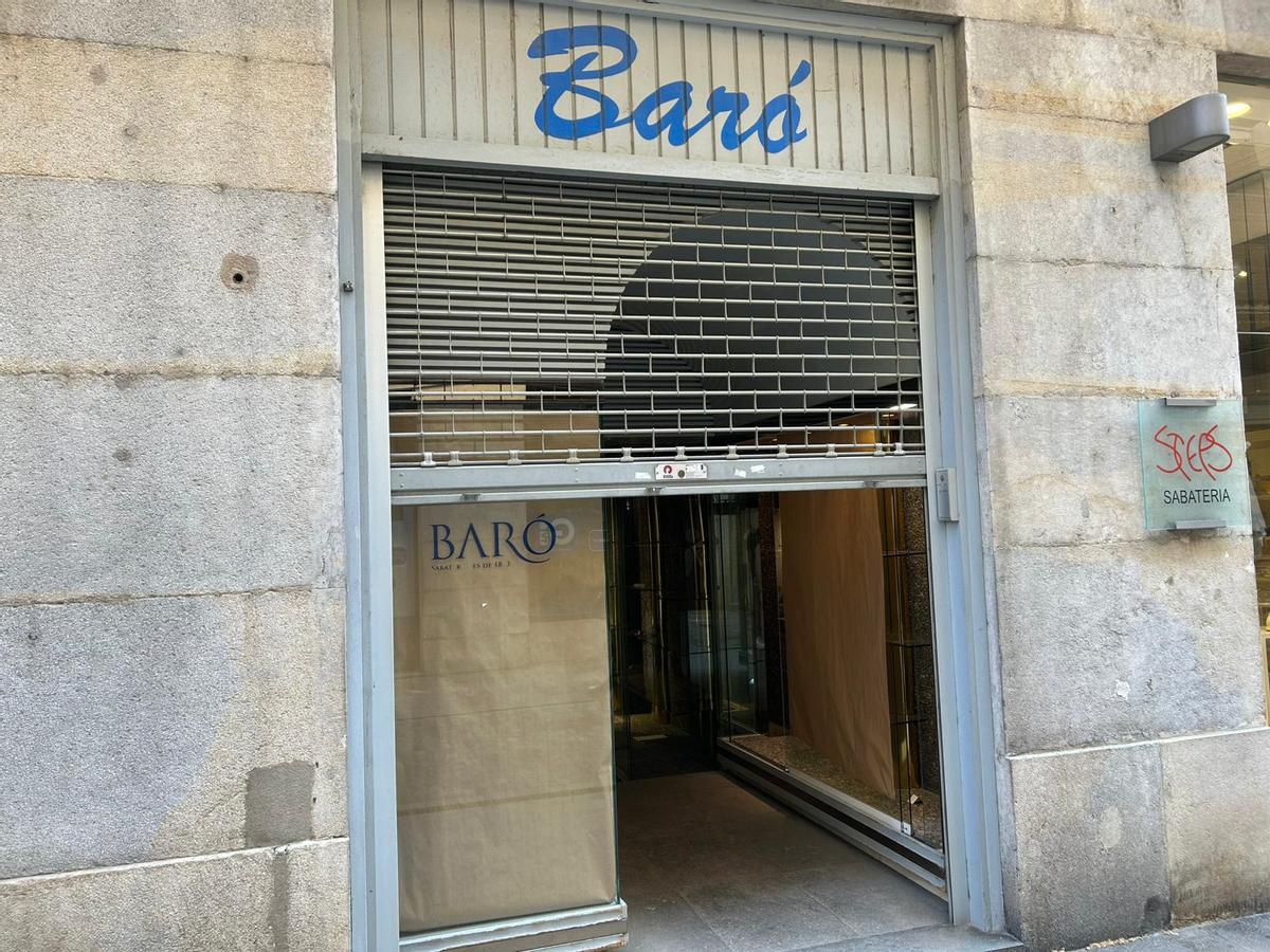 La sabateria Baró, al carrer Nou de Girona, a punt d’abaixar definitivament la persiana.