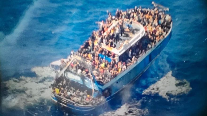 Fotografía aérea de un pesquero con cientos de migrantes a bordo antes de su hundimiento frente a las costas de Grecia.