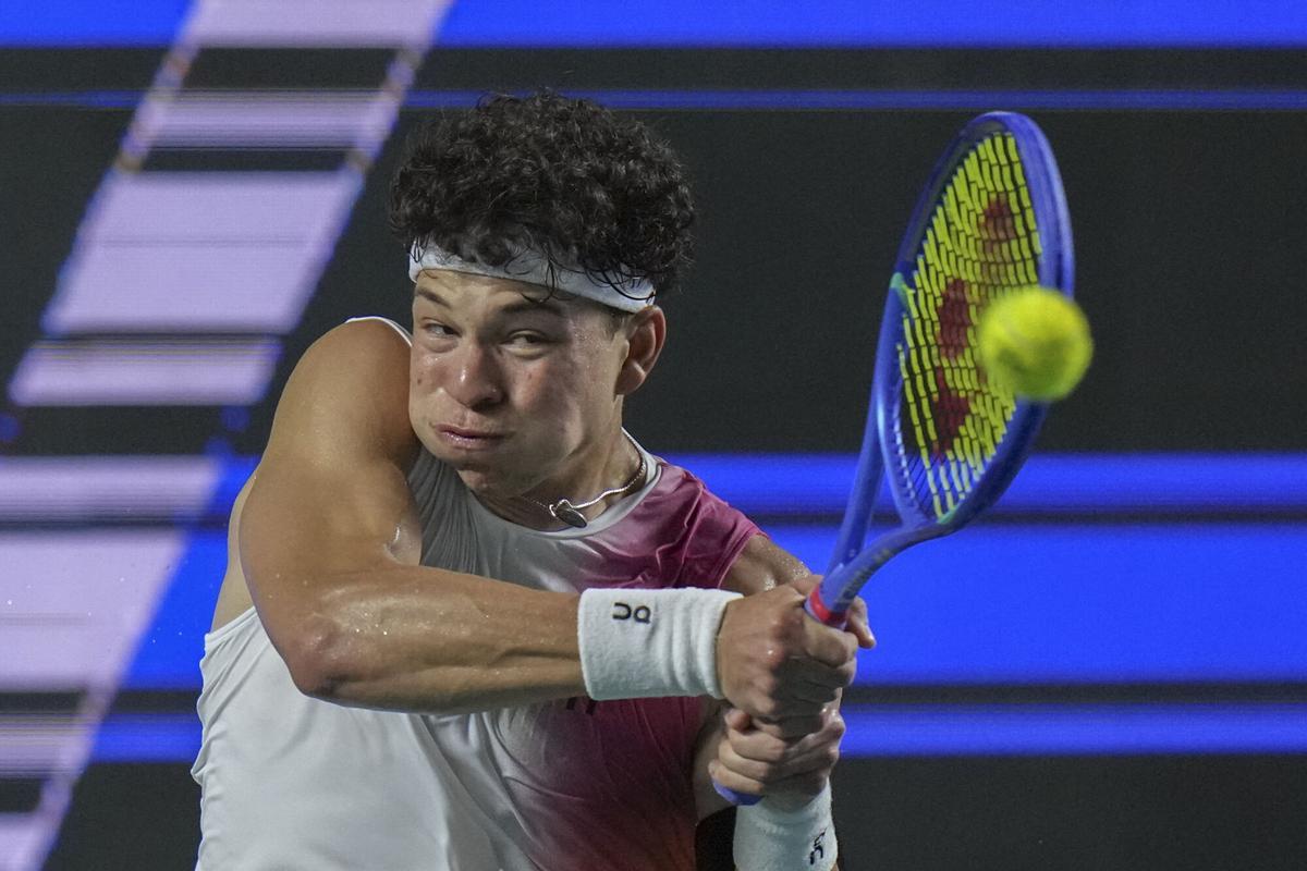 Ben Shelton of the U.S. hits a return to David Goffin of Belgium during a Mexican Open tennis match in Acapulco, Mexico, Wednesday, Feb. 26, 2025. (AP Photo/Eduardo Verdugo)