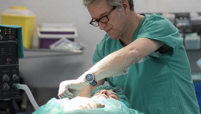 Un médico ultimando una sesión de TEC