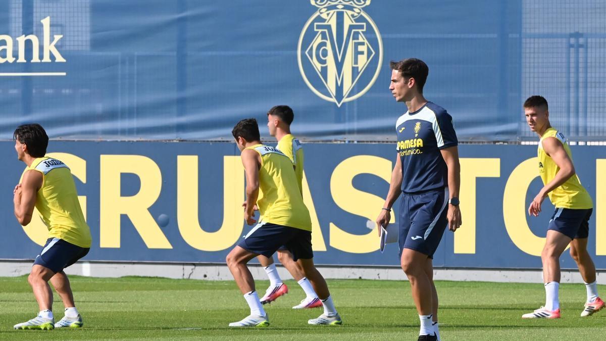 Vídeo: Iñigo Pérez dirige su primer entramiento como técnico del Villarreal