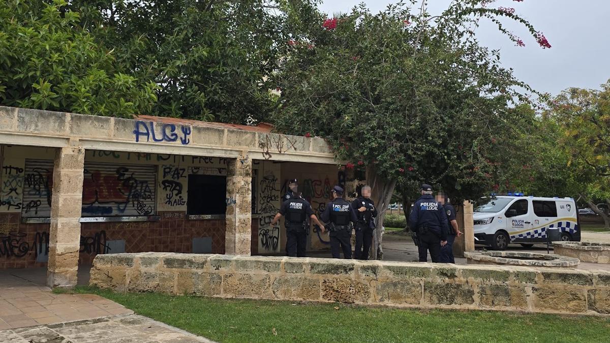 Agentes de la Policía Local de Palma en el parque Krekovic.