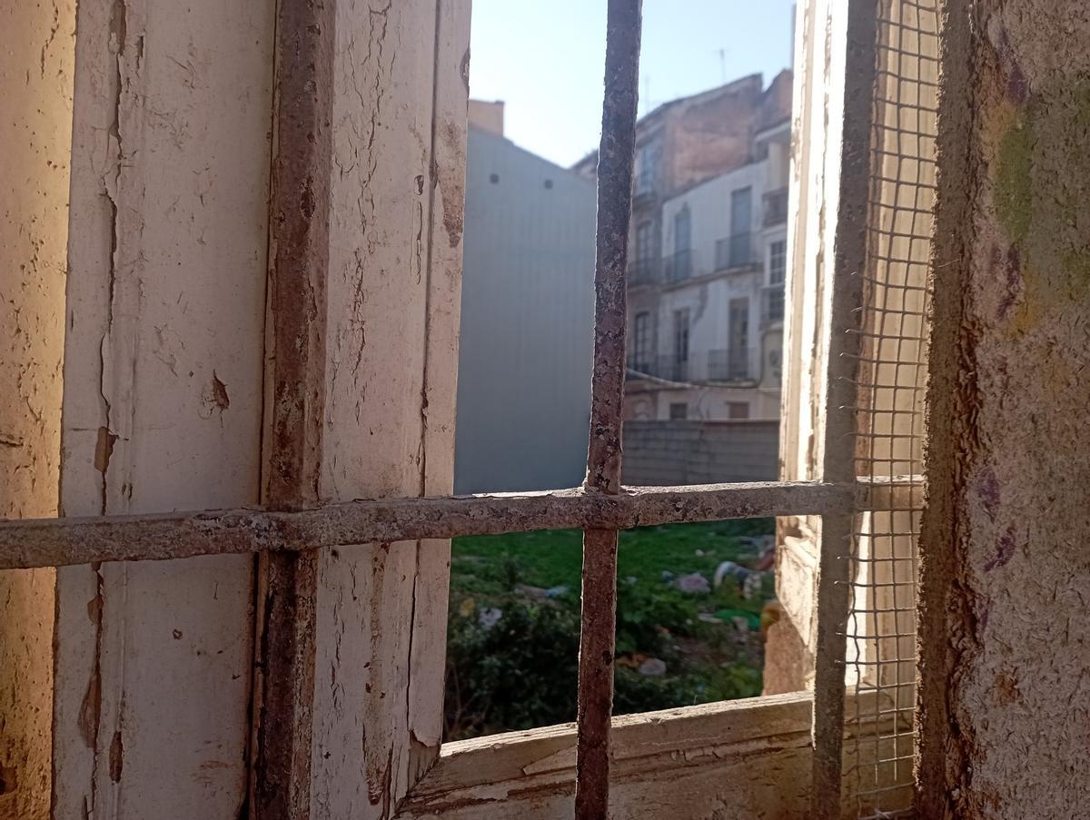 Vista de un veterano solar desde una casa de la calle.