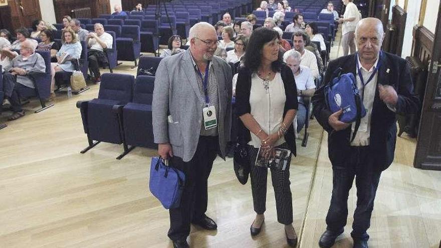 Luis González Tosar, Claudia Piñeiro y Xosé Luís Méndez Ferrín, ayer en el Liceo. // Iñaki Osorio