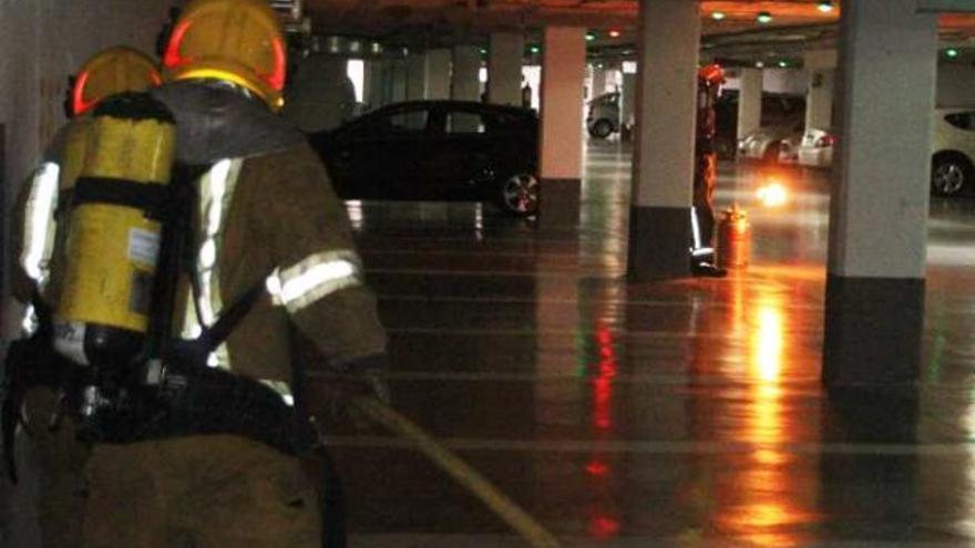 Luchar contra el fuego en un parking