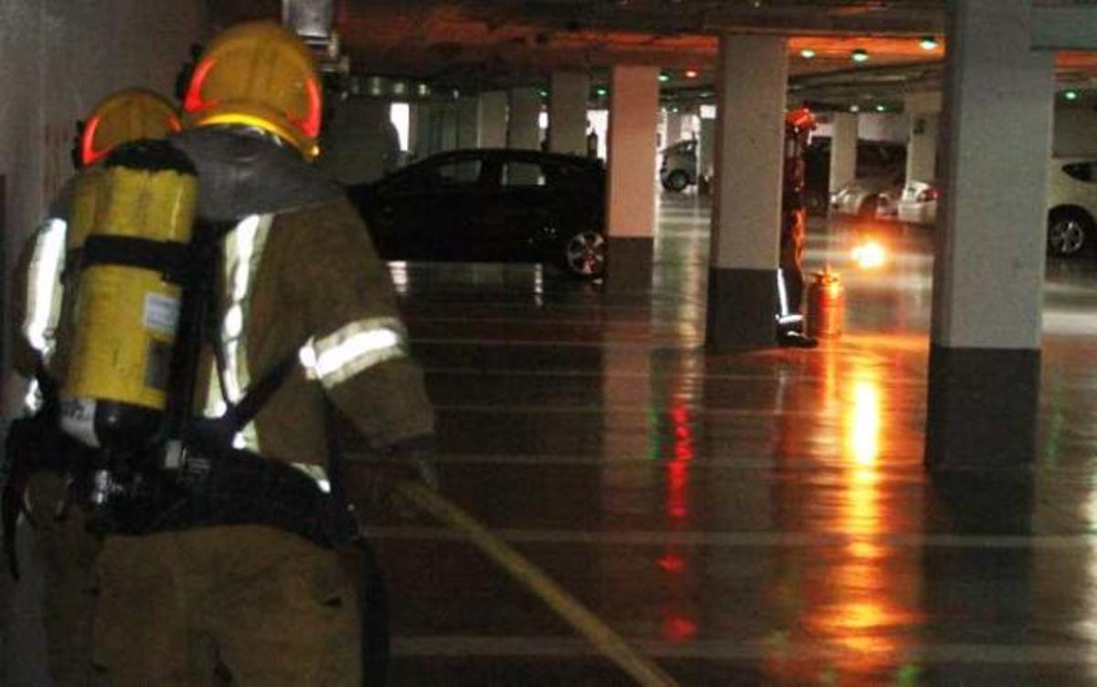 Luchar contra el fuego en un parking
