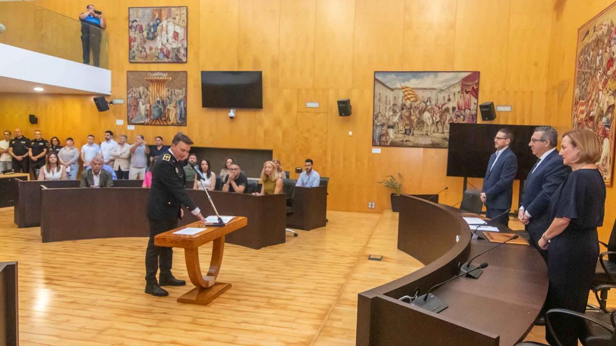 El nuevo comisario jefe de la Policía Local, durante el acto institucional en el Salón de Plenos.