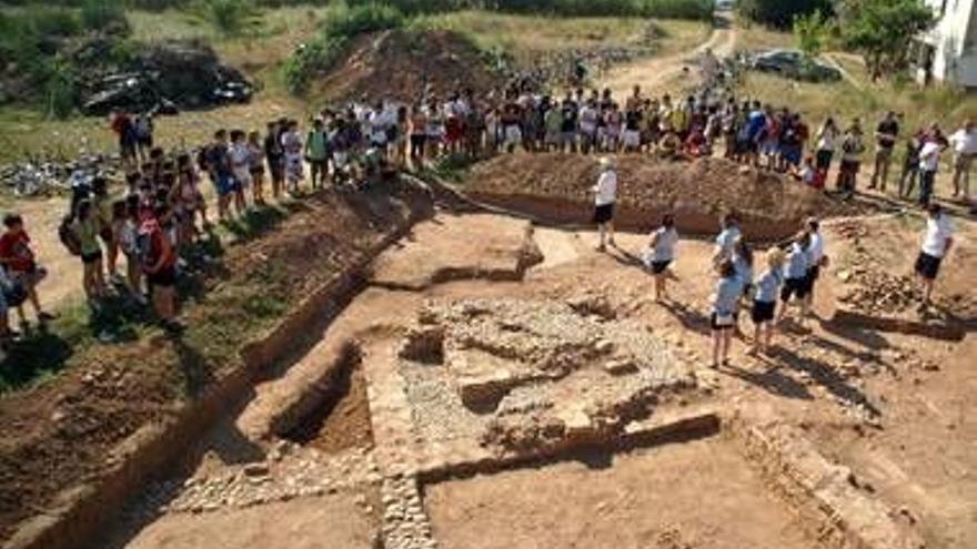 Los alumnos del taller de empleo muestran a los escolares el yacimiento romano de Sant Gregori