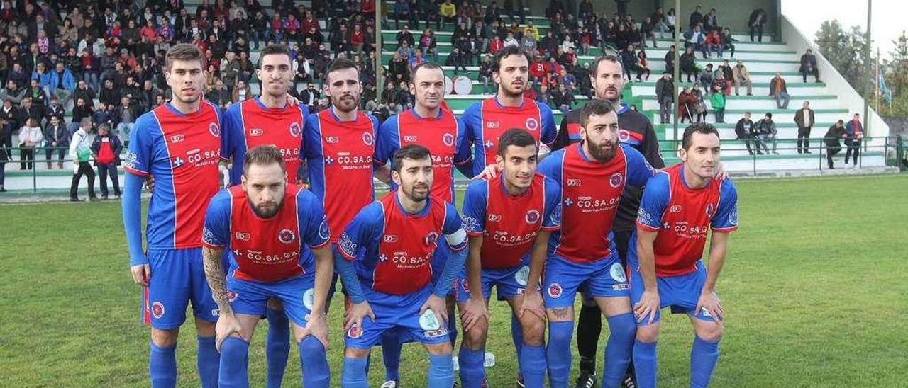 La formación de la Unión Deportiva Ourense en el campo del Espiñedo en el partido de la Copa Diputación. // Iñaki Osorio