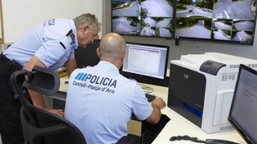 Sala de control de càmeres a la seu de la Policia Local de Platja d&#039;Aro