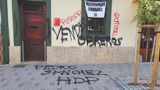 Llenan de pintadas la sede del PSPV de Aldaia, arrasada por la dana