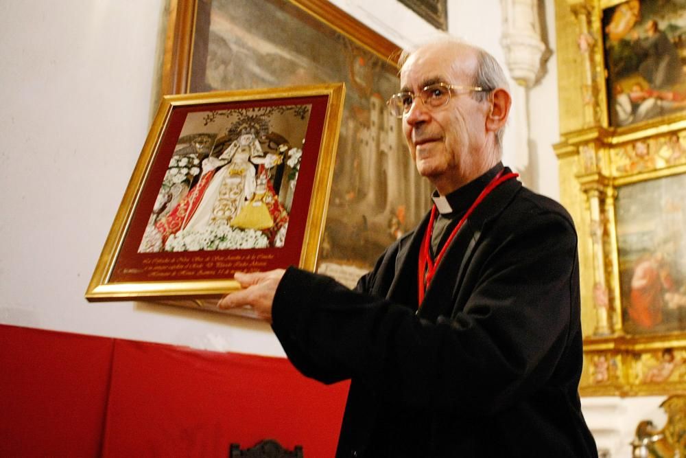 Medalla de honor al sacerdote Plácido Isidro