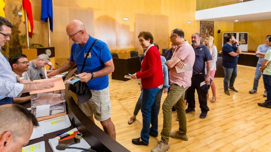 Algunos de los funcionarios votando esta mañana en el salón de plenos.