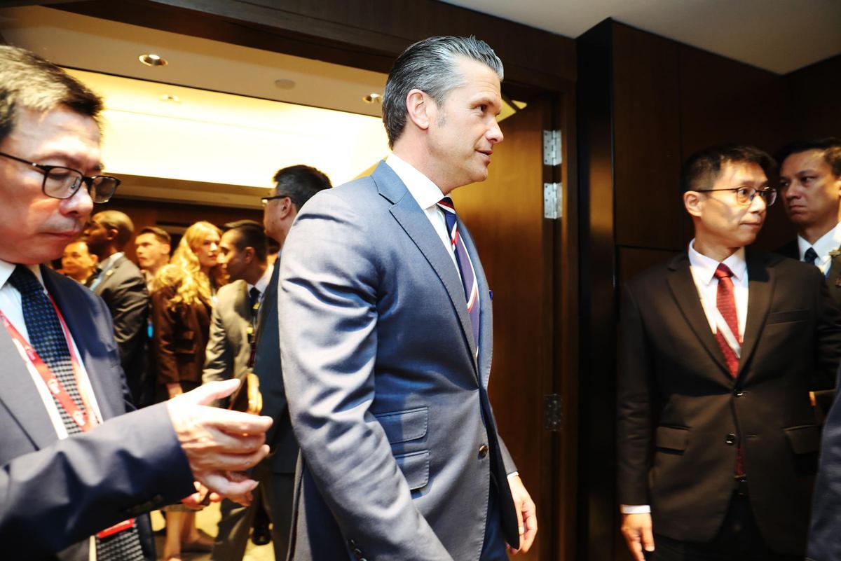 El secretario de Defensa de Estados Unidos, Pete Hegseth, llega a un almuerzo de mesa redonda ministerial en el marco del Diálogo de Shangri-la, el principal foro anual de Defensa de Asia, en Singapur
