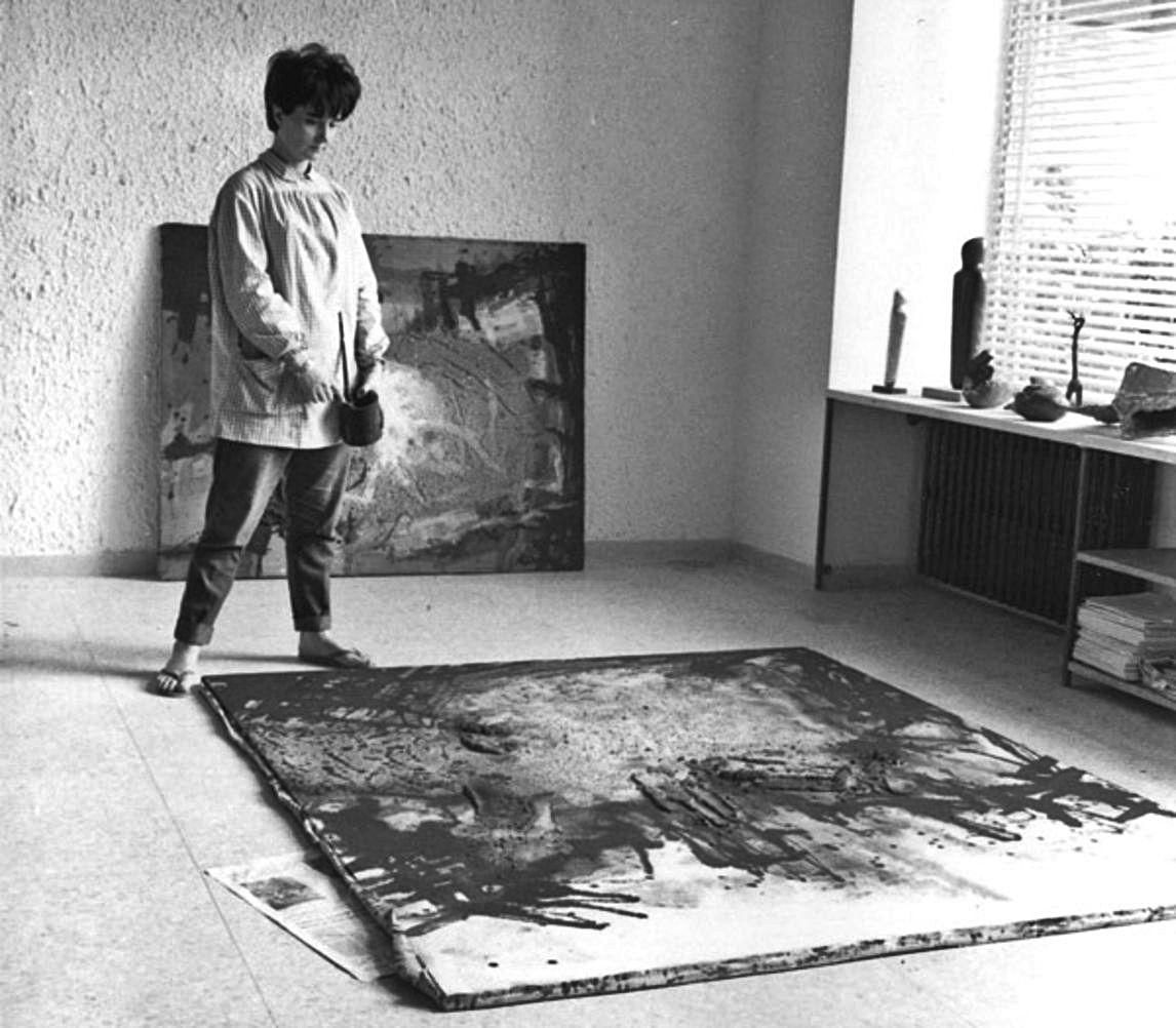 La artista Juana Francés en su estudio en el año 1958.