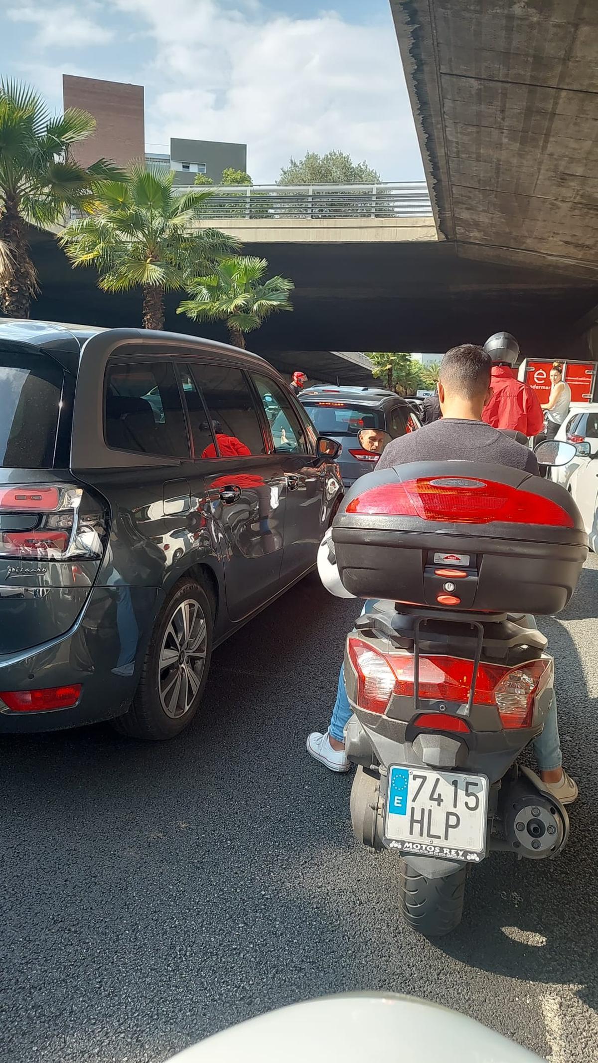 Caos de tráfico por un accidente en la Ronda de Dalt