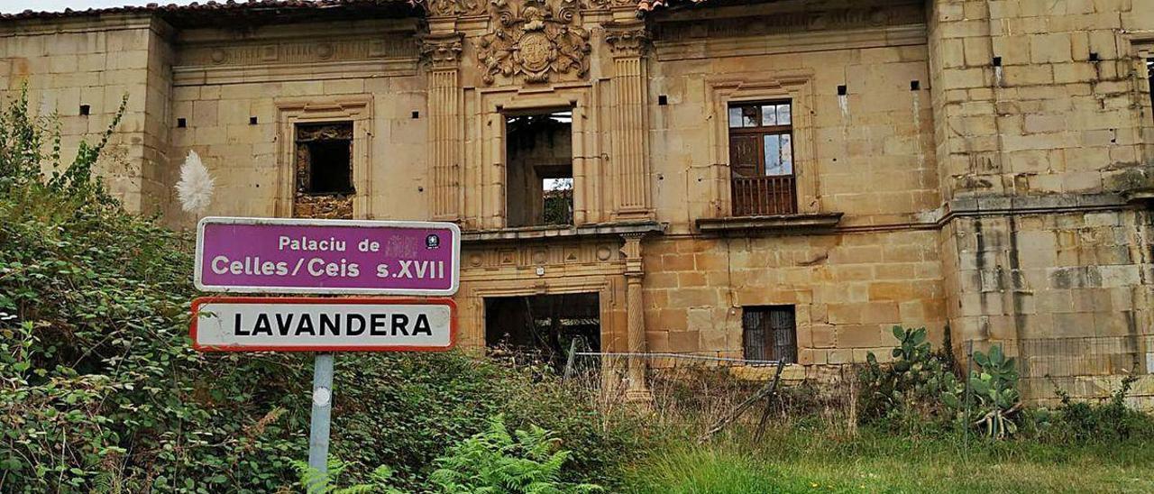 Estado que presentaba ayer el palacio de Celles.