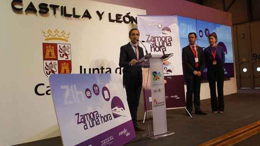 El diputado de Turismo, José Luis Prieto, expone los detalles de la campaña &quot;Zamora, a una hora&quot; en el stand regional de Fitur.