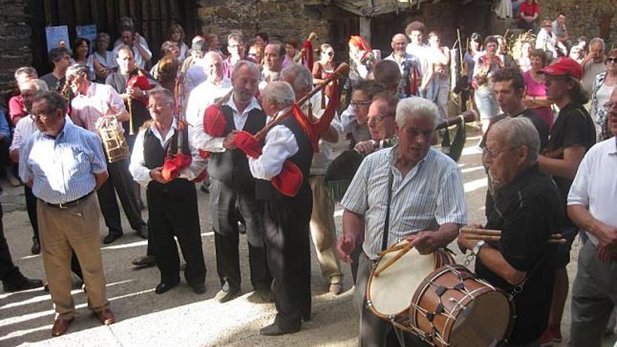 Los gaiteros y tamborileros reunidos en Vega del Castillo como lo vienen haciendo desde hace dos décadas.