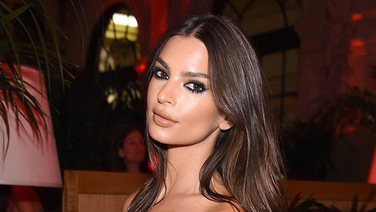 Emily Ratajkowski con vestido rojo de Zara con escote asimétrico