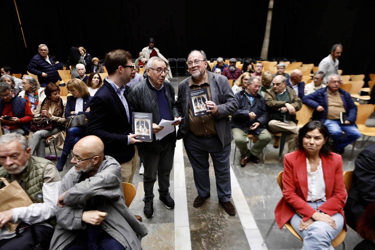 Por la izquierda, Rafael Suárez-Muñiz, Miguel Álvarez Areces y Luis Miguel Piñera, en la presentación celebrada en el Antiguo Instituto; sentada la concejala de Cultura, Montserrat López Moro.